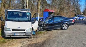 uszkodzone pojazdy i radiowóz na miejscu wypadku drogowego