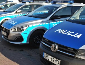 zdjęcie ilustracyjne - policyjne radiwozy