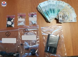 zabezpieczone banknoty, woreczki foliowe z narkotykami i wagą elektroniczną