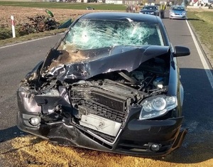 uszkodzone audi i ciągnik na miejscu wypadku