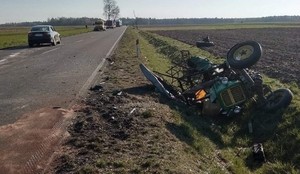 uszkodzone ciągnik i audi na miejscu wypadku
