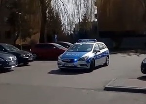 policjanci patrolują uliczki osiedla