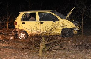 uszkodzony samochód matiz i połamane drzewa