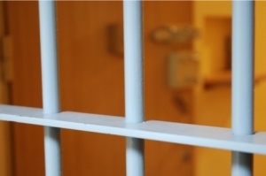 zdjęcie ilustracyjne - kraty policyjnej celi