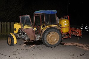 uszkodzony ciągnik marki Ursus