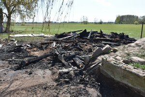 spalony budynek gospodarczy