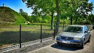 samochód marki Volkswagen Passat, w tle Kopiec Henryka Sienkiewicza