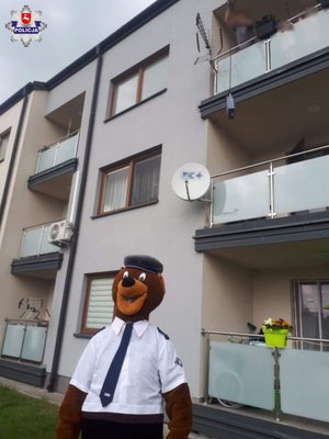 komisarz Mis przed blokiem