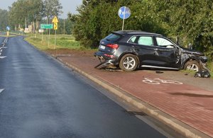 uszkodzone audi na drodze