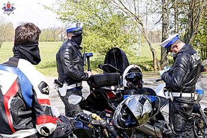 policjanci Wydziału Ruchu Drogowego kontrolują motocyklistę