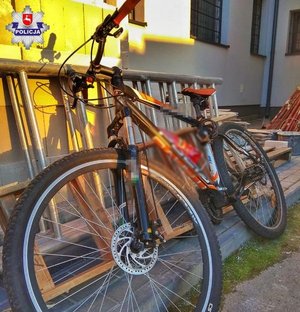 rower stojący przy drabinie położonej przy ścianie budynku