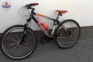 rower stojący przy ścianie budynku