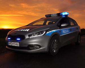 oznakowany radiowóz policyjny marki Kia