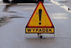 znak drogowy: uwaga wypadek ustawiony na jezdni.