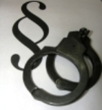 zdjęcie kajdanek oraz symbol paragrafu