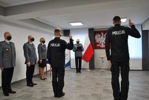 policjanci ślubujący w obecności komendanta