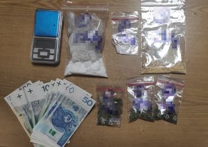 woreczki foliowe z narkotykami, elektroniczna waga i banknoty