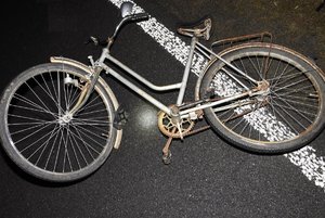 leżący na jezdni uszkodzony rower