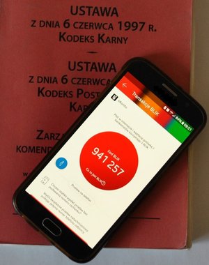 kodeks karny i smartfon z aplikacjąBLIK