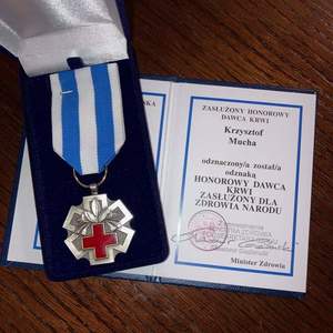 legitymacja i odznaka Honorowy Dawca Krwi – Zasłużony dla Zdrowia Narodu.jpg
