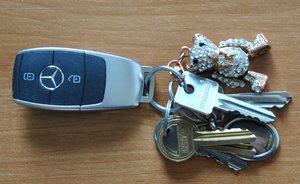 kluczyk do mercedesa, metalowe klucze, breloczek miś