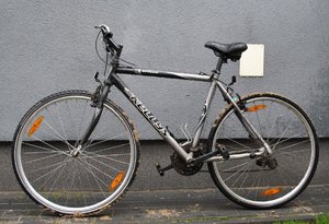 stojący przy ścianie rower Kellys Trekking Cross