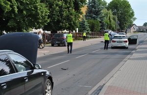 samochód marki Hyundai i samochody marki Audi na miejscu wypadku drogowego i pracujący na miejscu wypadku policjanci