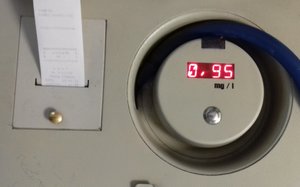 alkometr ze wskazaniem wyniku badania na wyświetlaczu