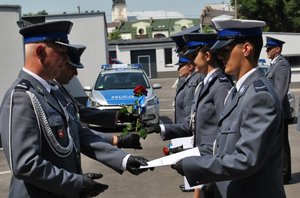Komendant wręcza akt mianowania, Zastępca Komendanta wręcza różę