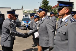 Komendant wręcza akt mianowania na wyższy stopień