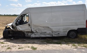 stojący na poboczu uszkodzony samochód marki Citroen Jumper