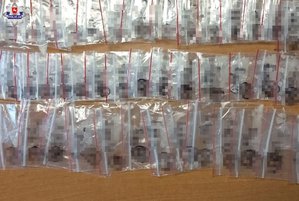 woreczki foliowe ze znajdującą się wewnątrz substancją