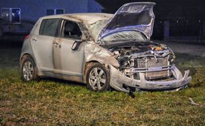 uszkodzony samochód marki Suzuki Swft w tle ściana budynku