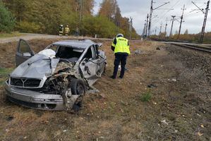 rozbity samochód po zderzeniu z pociągiem