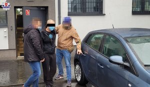 policjanci prowadzą zatrzymanego