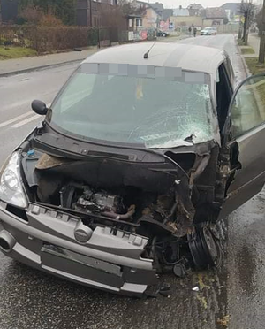 uszkodzony samochód marki Aixan