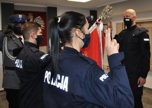nowo przyjęci policjanci składają  ślubowanie na sztandar jednostki