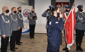 nowo przyjęci policjanci składają ślubowanie na sztandar  jednostki
