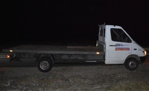 stojący na drodze samochód ciężarowy marki Mercedes