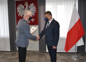 podinspektor Leszek Misiak składa podziękowania podinspektorowi Krzysztofowi Skwarkowi