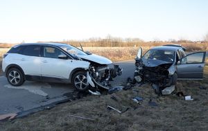 uszkodzony samochód marki Peugeot i uszkodzony samochód marki Volkswagen Golf na miejscu wypadku drogowego