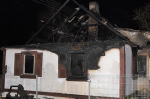 spalony drewniany dom