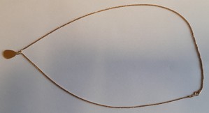 żółty metalowy łańcuszek z zawieszką