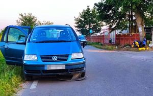 miejsce wypadku drogowego, volkswagen sharan, stojący przy drzewie uszkodzony motorower