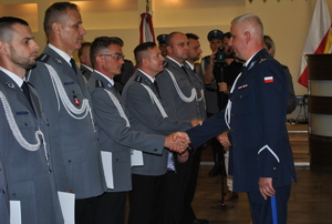 Komendant Powiatowy gratuluje wyróżnionym policjantom