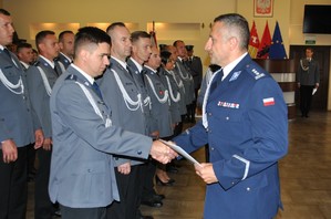 Pierwszy Zastępca Komendanta Wojewódzkiego Policji w Lublinie gratuluje wyróżnionym policjantom