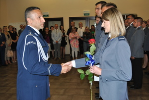 Pierwszy Zastępca Komendanta Wojewódzkiego Policji w Lublinie gratuluje wyróżnionym policjantom