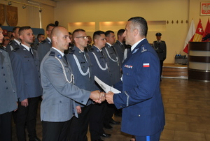Pierwszy Zastępca Komendanta Wojewódzkiego Policji w Lublinie gratuluje wyróżnionym policjantom