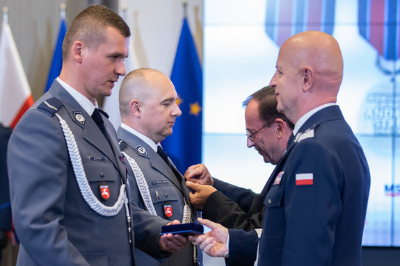 sierżant Rafał Czajka przyjmuje gratulacje od Komendanta Głównego Policji