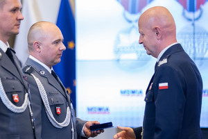 6 aspirant Mariusz Andrzejewski przyjmuje gratulacje od Komendanta Głównego Policji gen. insp. Jarosława Szymczyka